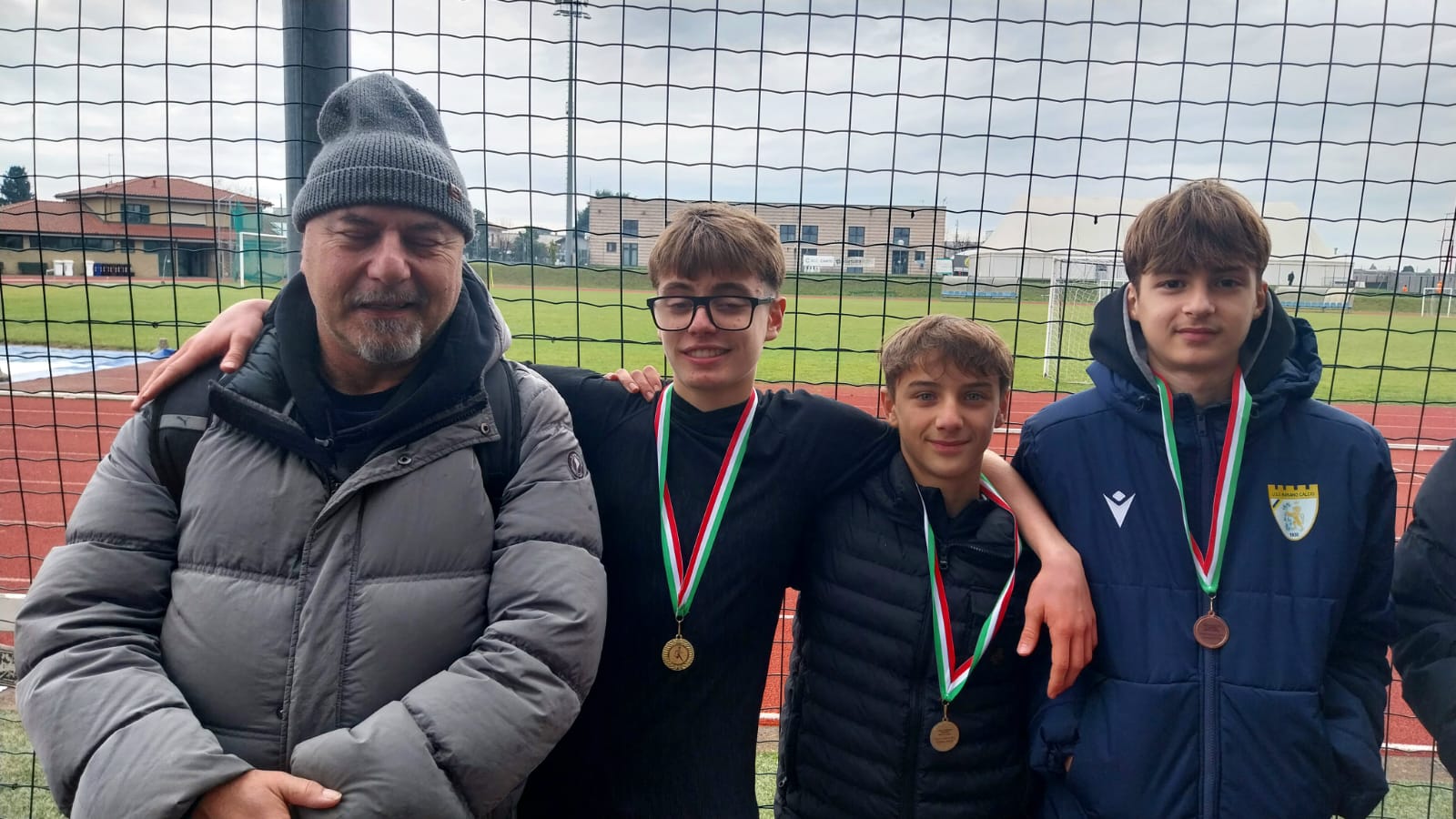 primi tre classificati cadetti II-III medie e Prof. Vianello